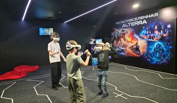 Дети свободно перемещаются по игровому VR-залу Alterra VR
