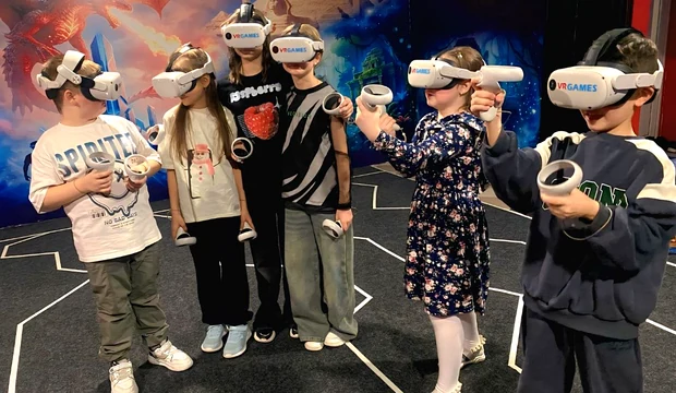 Дети вместе проходят командный VR-квест в Alterra VR