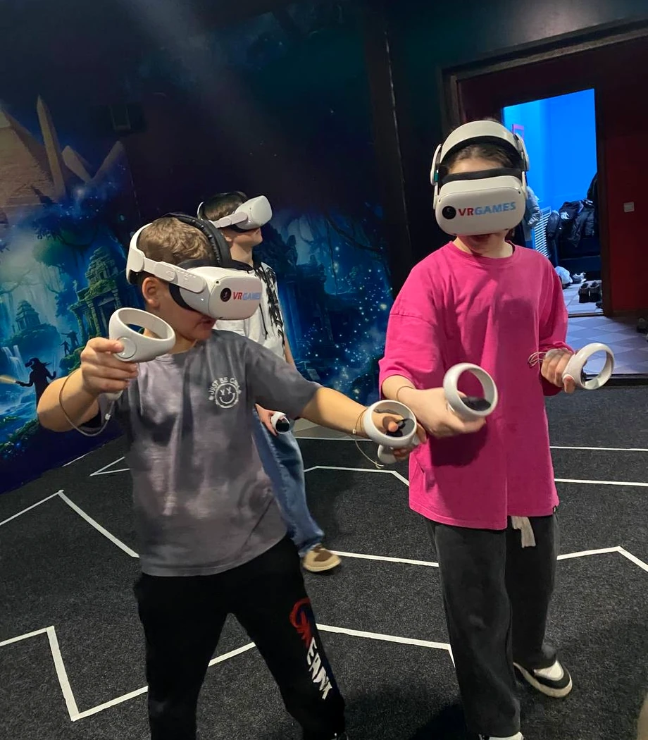 Дети играют в VR-шлемах в настоящем зале Alterra VR