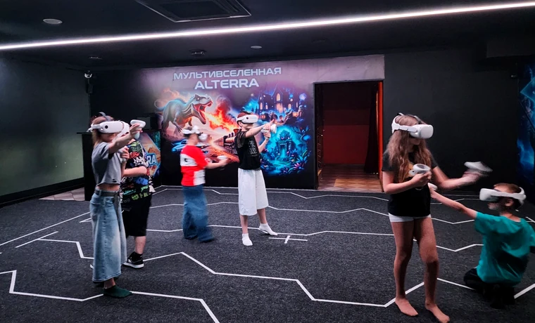 Большая компания играет в VR в зале Alterra VR