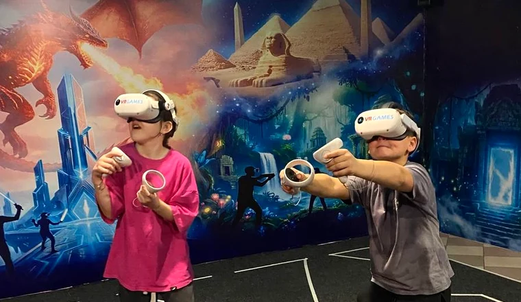 Небольшая компания детей играет в VR в Alterra VR