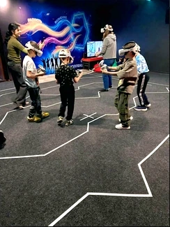 Дети играют в командный VR-квест