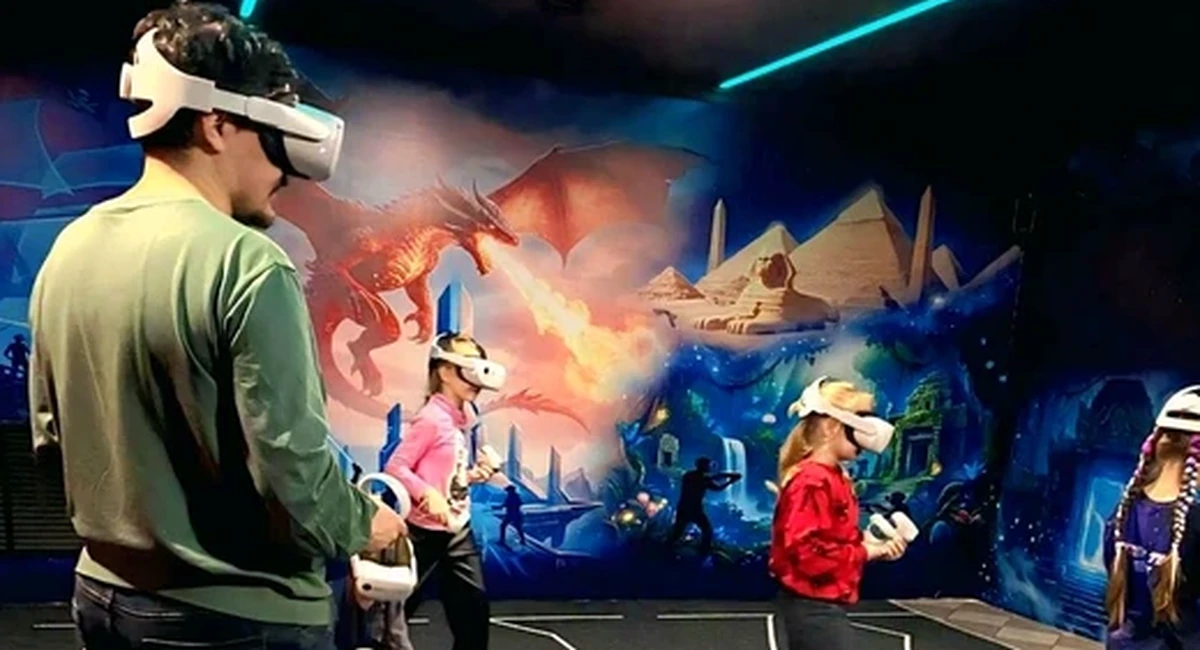 Взрослые гости играют в виртуальной реальности в Alterra VR