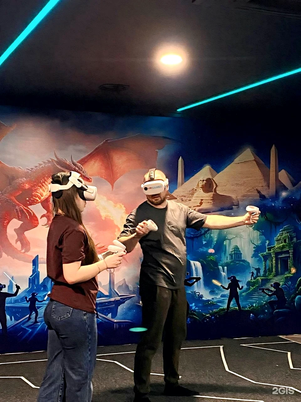 Пара вместе участвует в VR-квесте