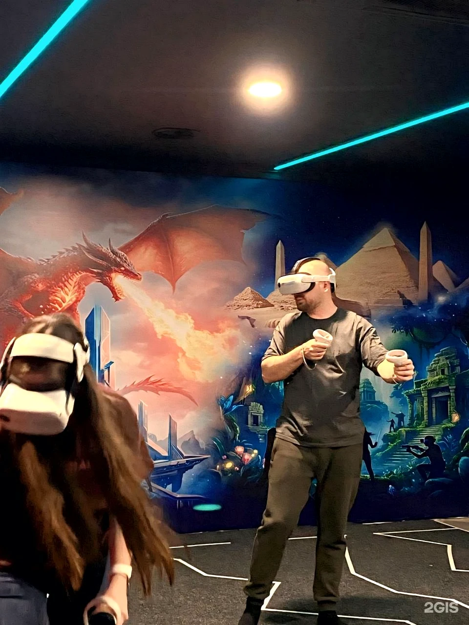 Пара играет в VR в клубе Alterra