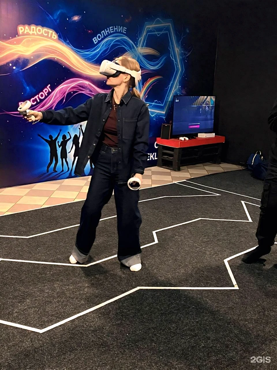 Гостья во время игры в VR