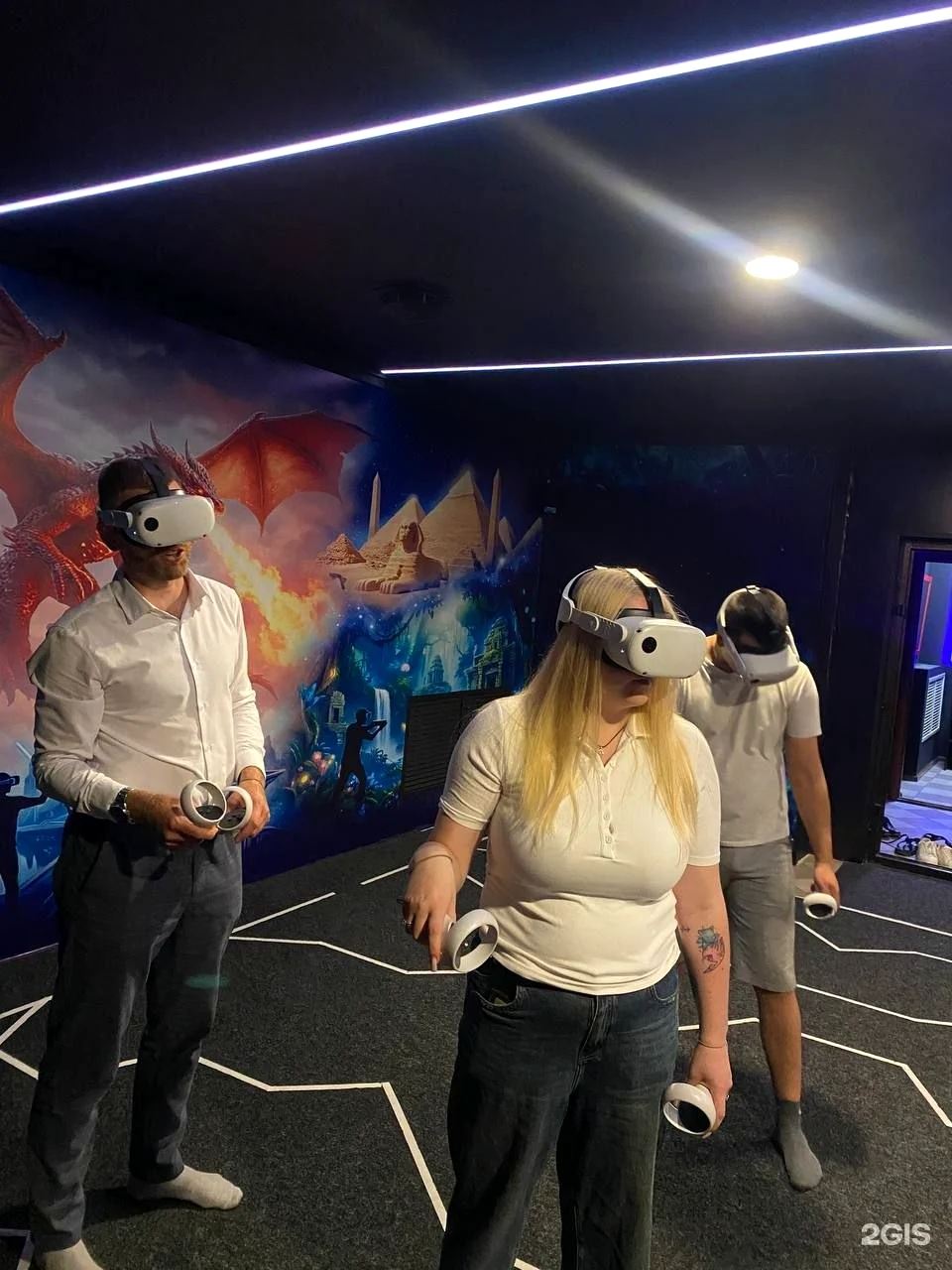 Гости в VR-шлемах играют в пространстве Alterra VR