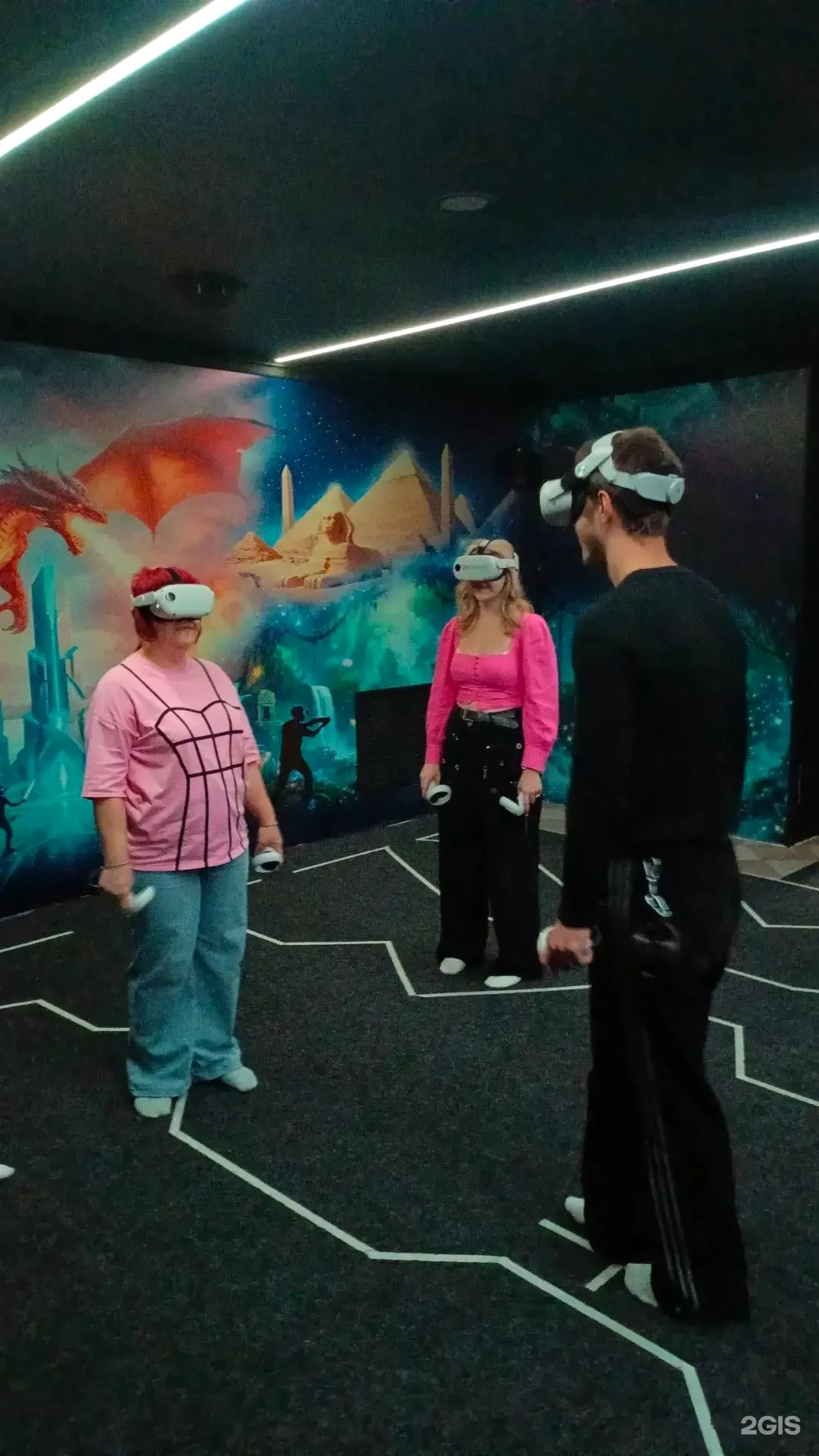 Взрослая компания пробует виртуальную реальность в Alterra VR