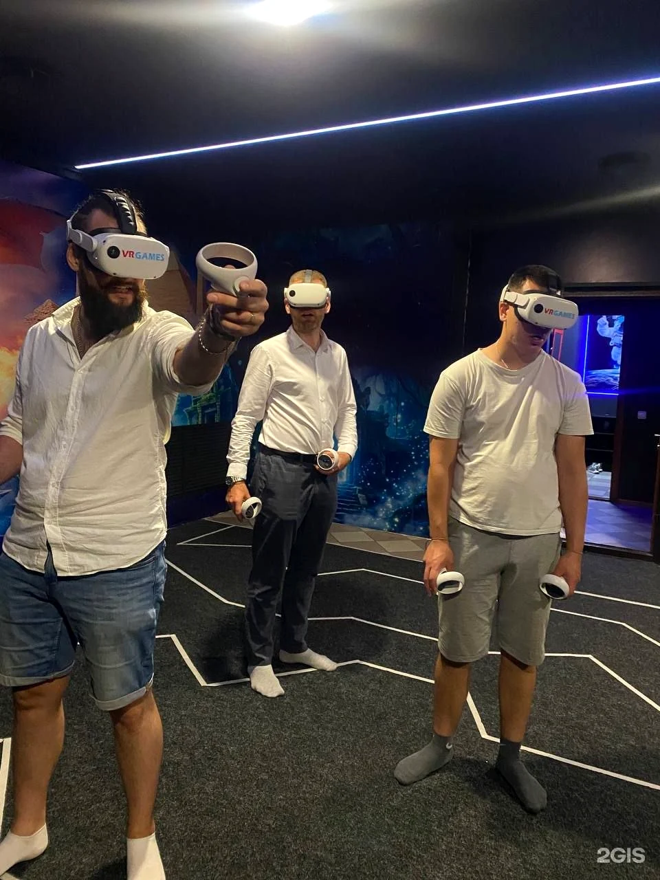 Трое игроков на площадке VR-клуба Alterra