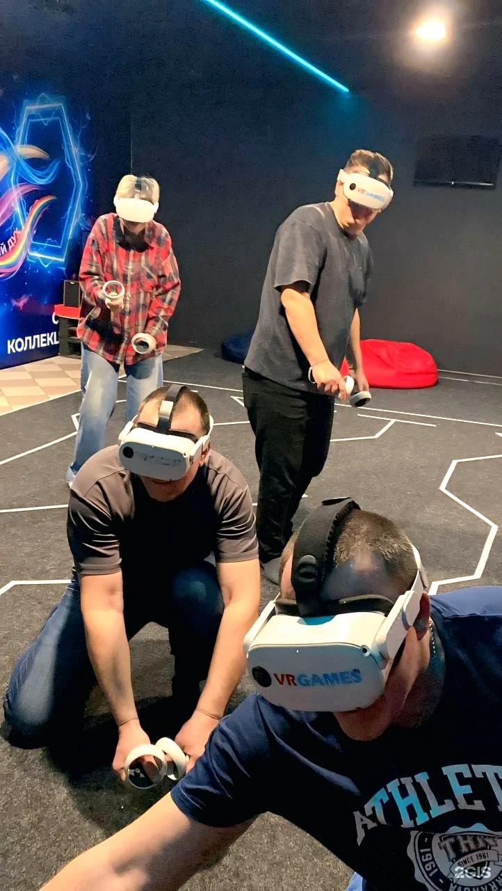 Компания взрослых друзей вместе играет в VR в клубе Alterra